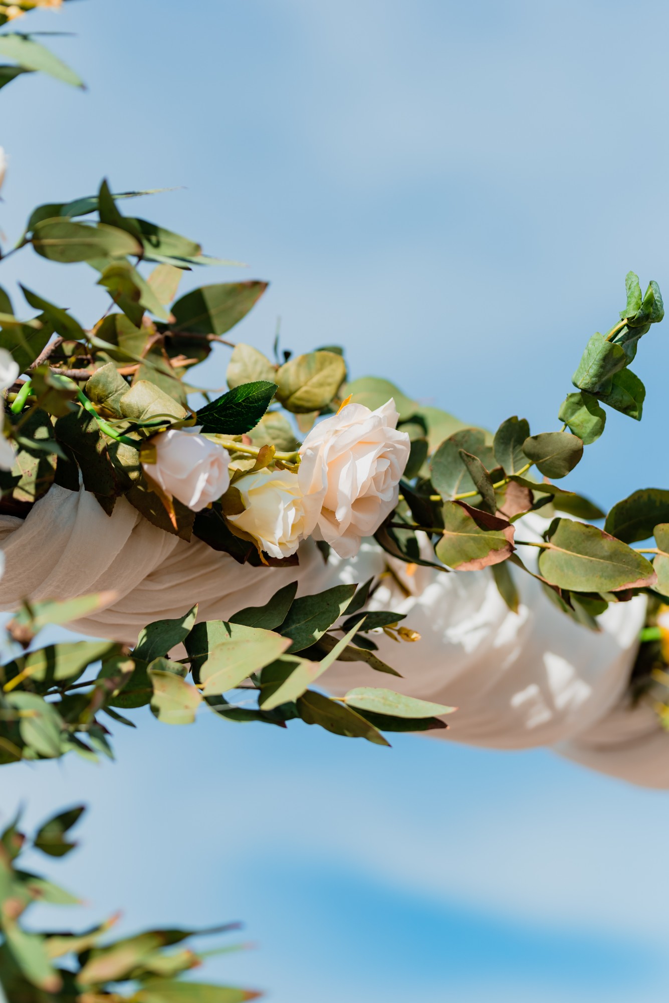 Arco con rosas blancas y follaje — Mar Eventos