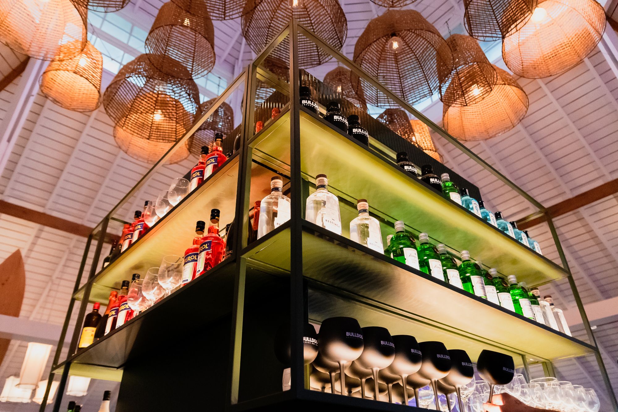 Salón Ala Wai — Barra iluminada
