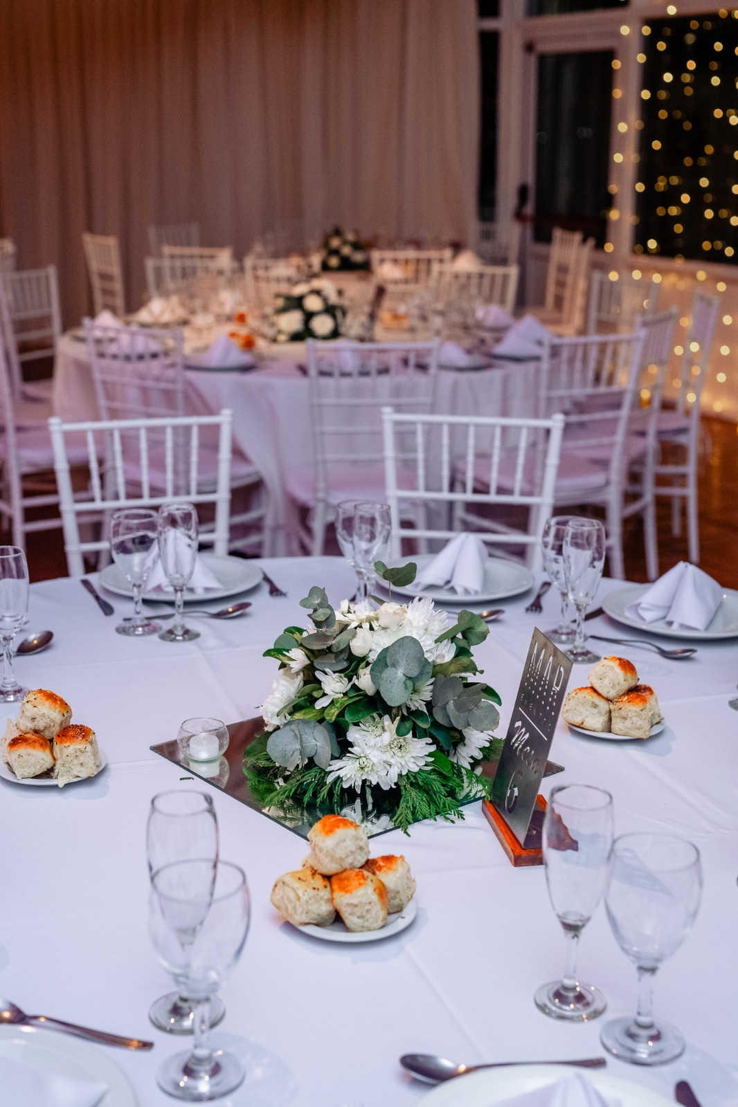 Salón Ala Wai — Mesa de boda con centro floral