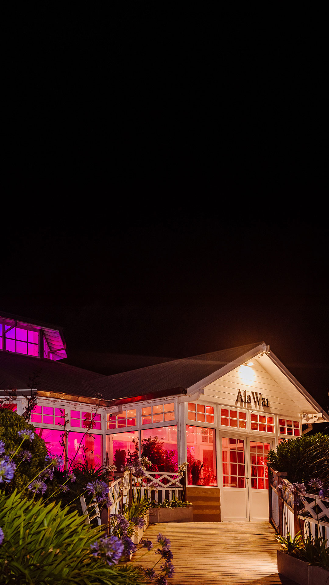 Salón Ala Wai — Exterior de noche