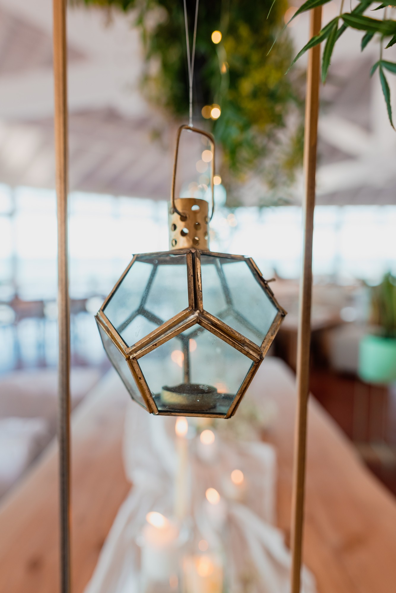 Farol geométrico sobre mesa con velas — Mar Eventos