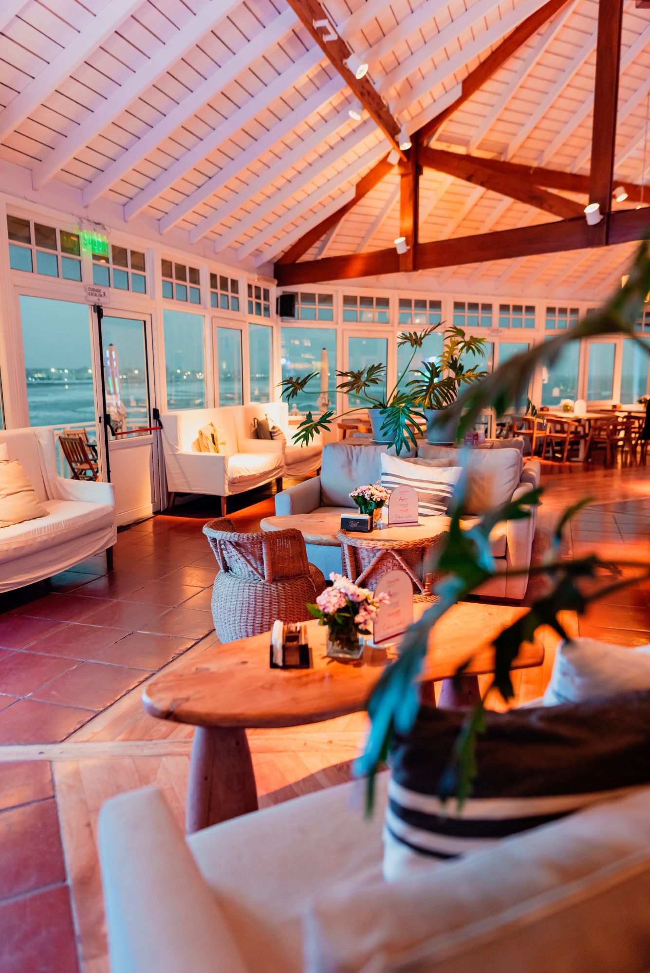 Salón Ala Wai — Interior evento de noche