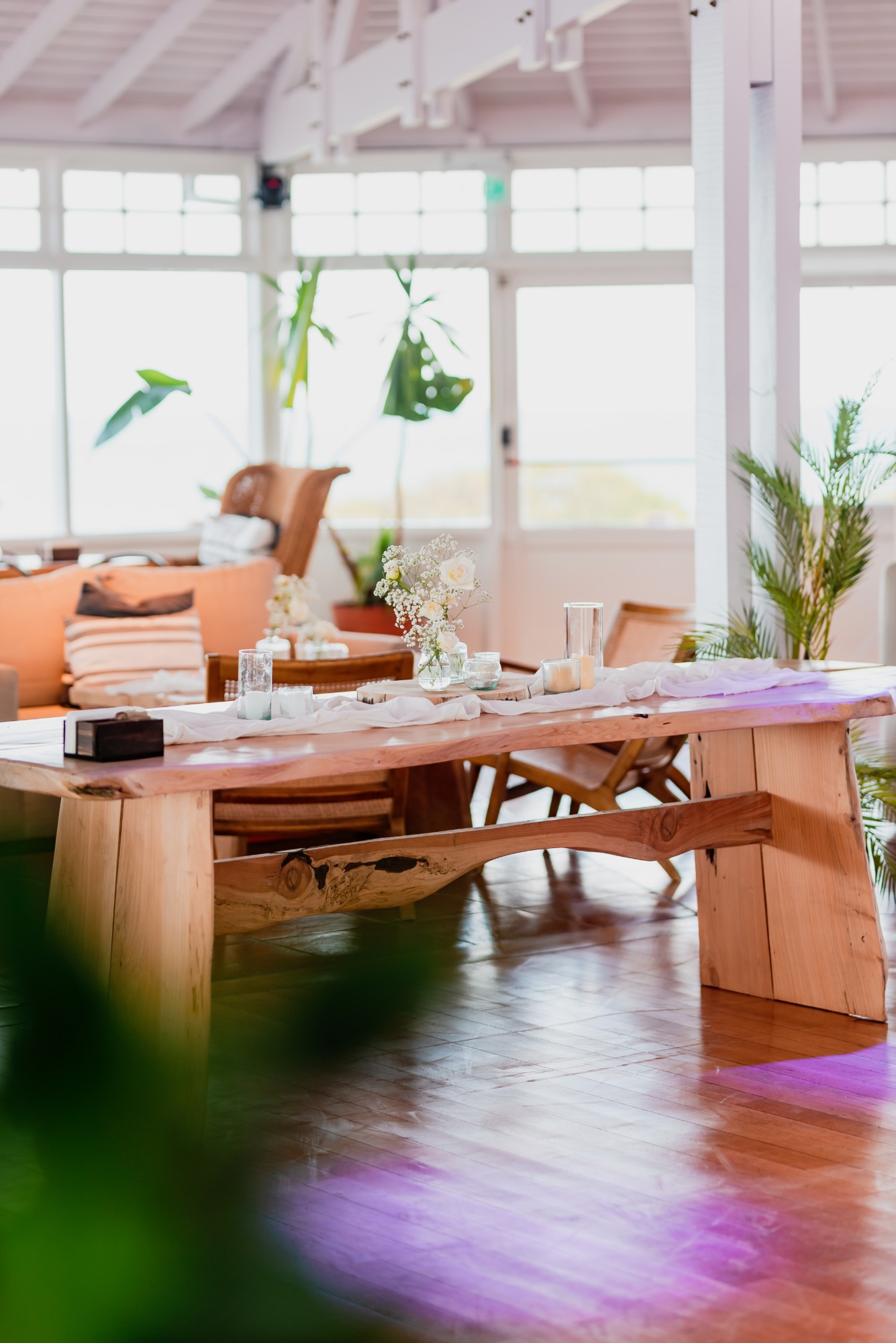 Salón Ala Wai — Living con mesa de madera