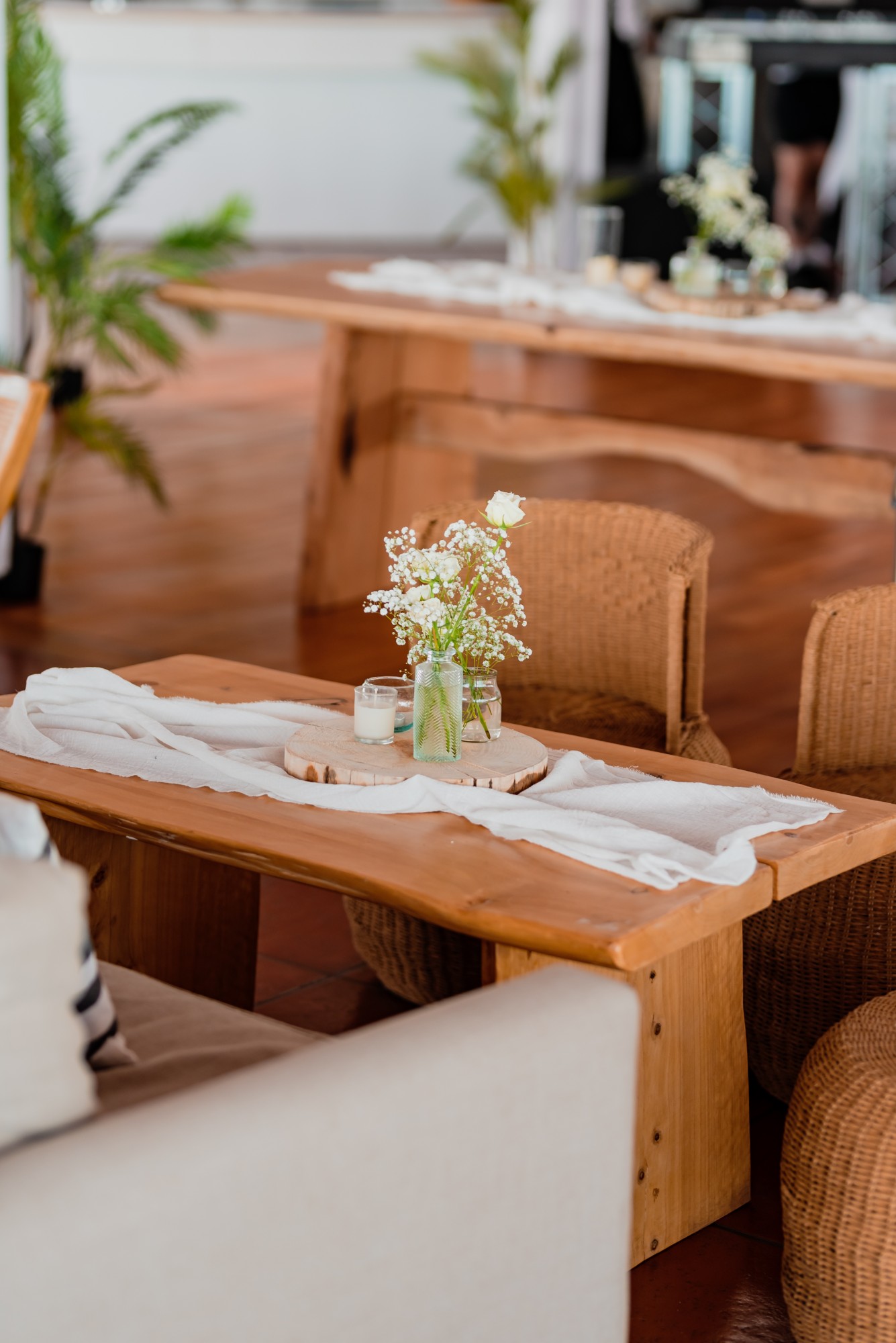 Mesas con paniculata, velas y caminos blancos — Mar Eventos