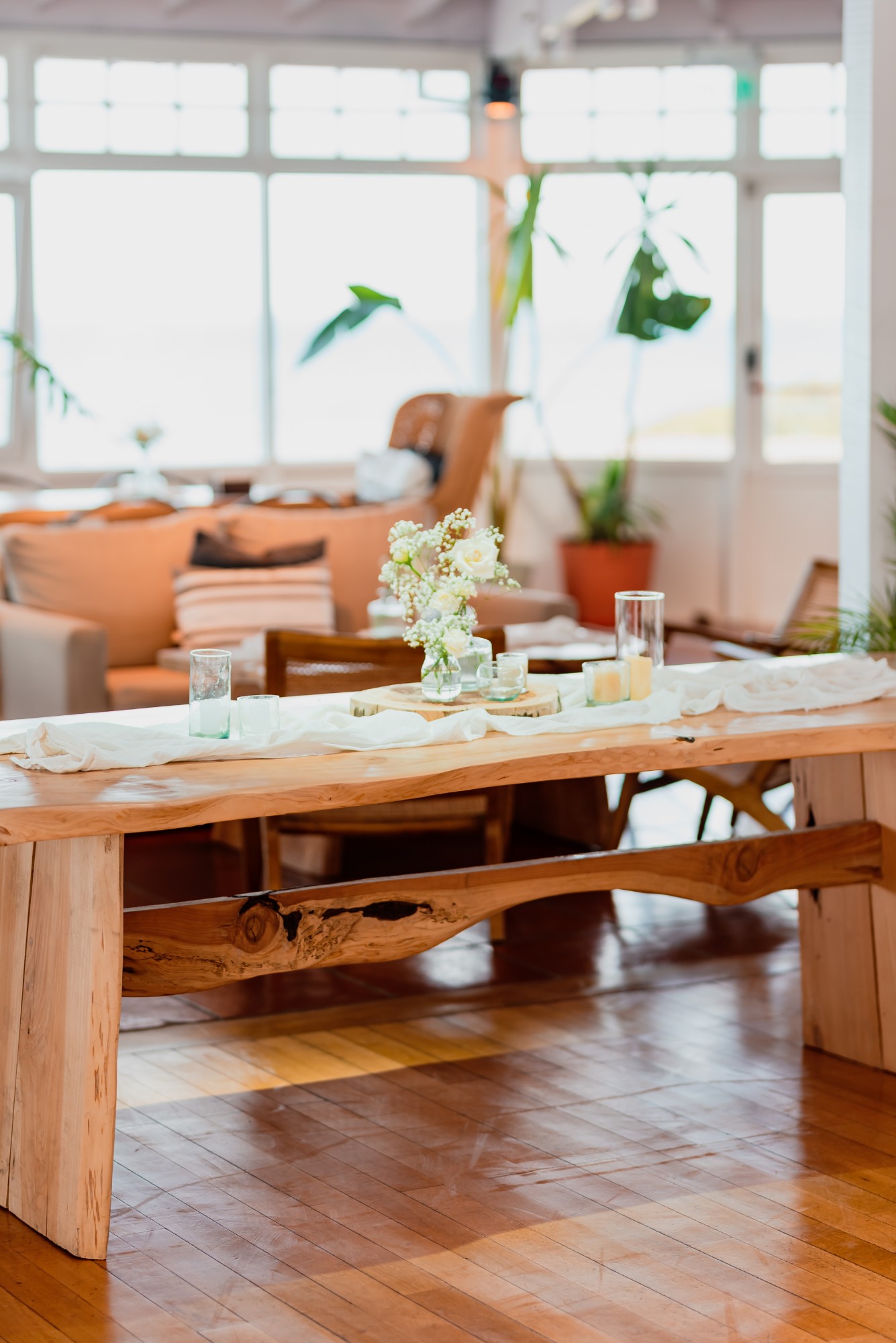 Mesa larga de madera con flores y velas — Mar Eventos