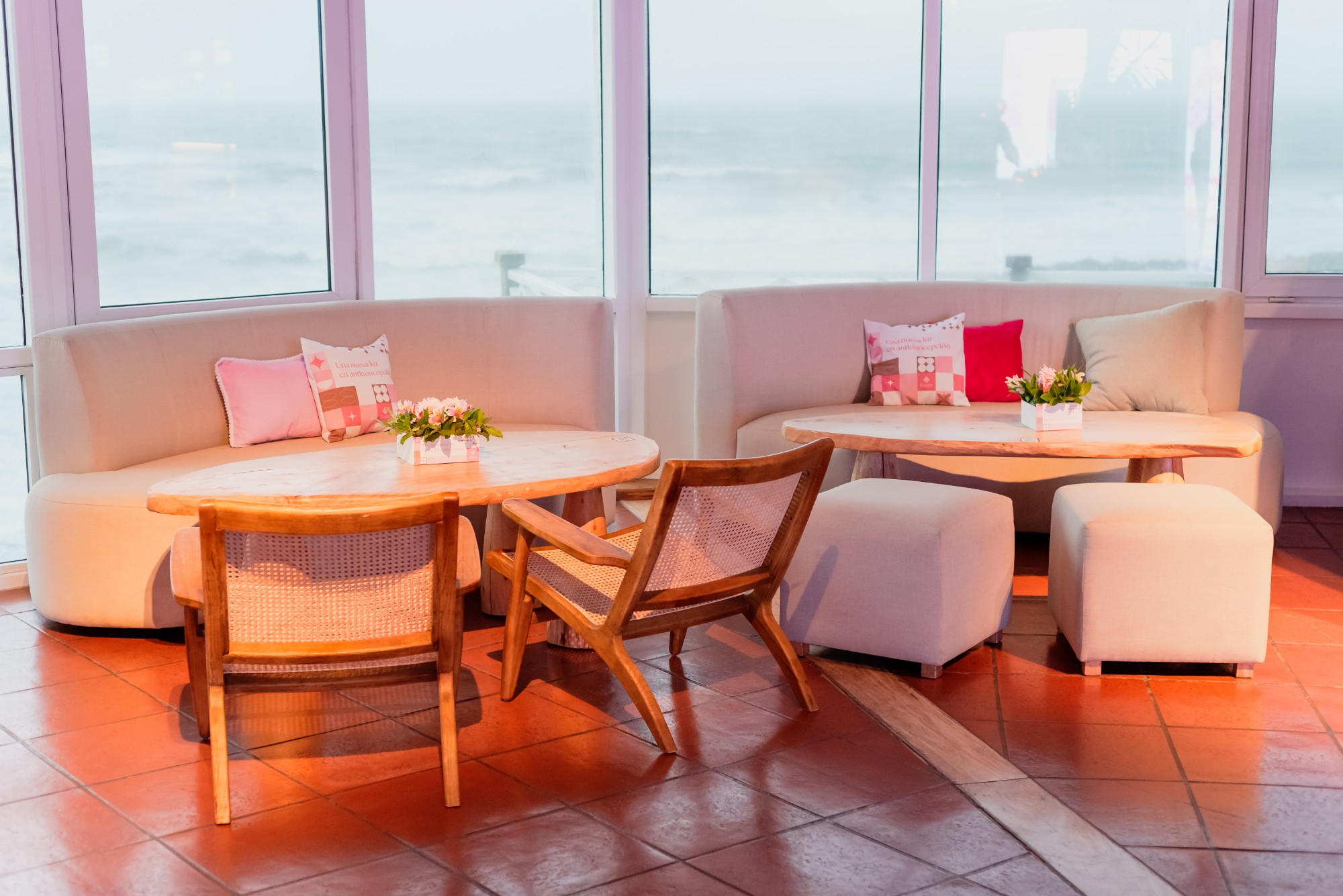 Salón Ala Wai — Lounge con vista al mar