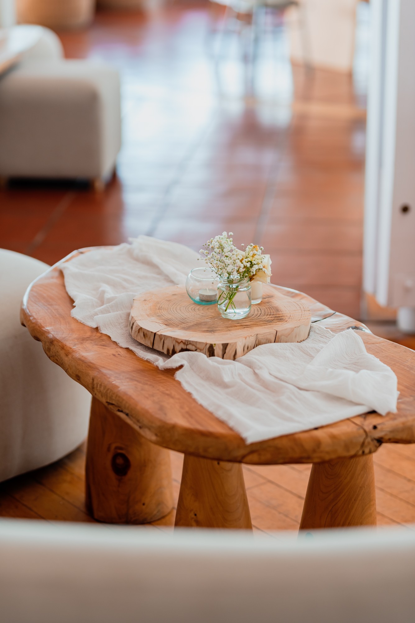 Mesa orgánica con tronco, gasa y paniculata — Mar Eventos