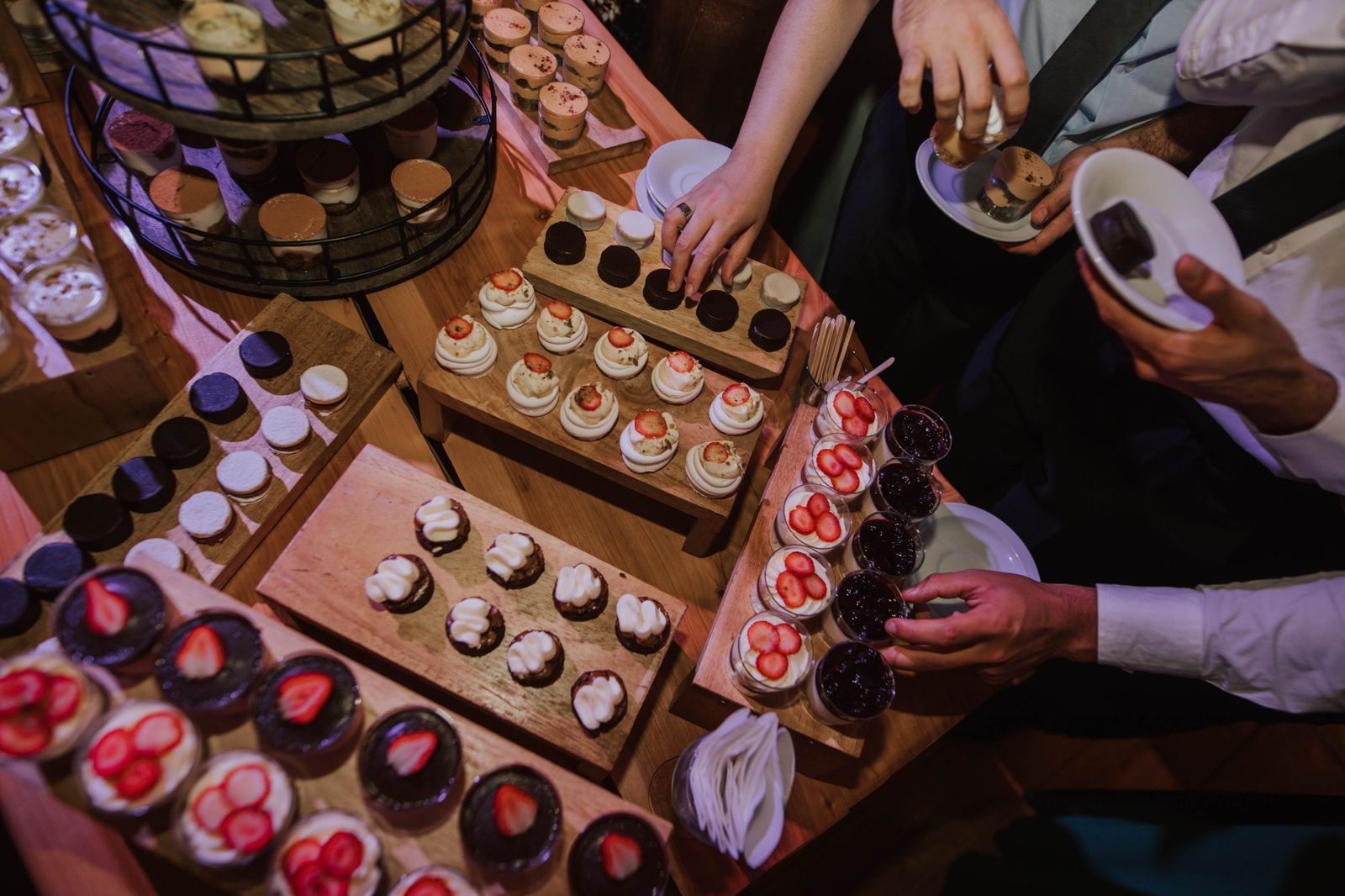 Invitados en la mesa de postres — Mar Eventos