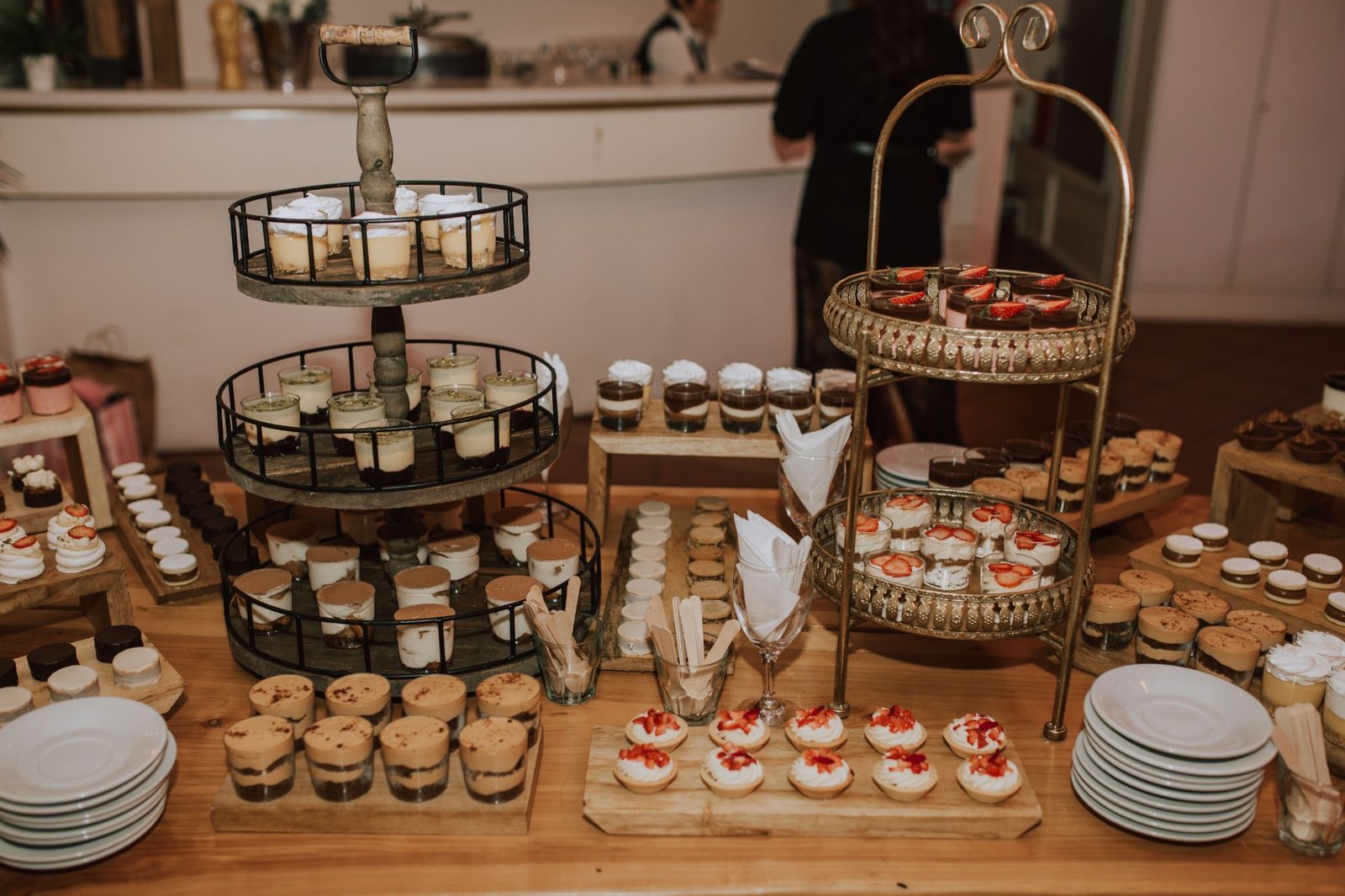 Postres con frutillas en soportes — Mar Eventos