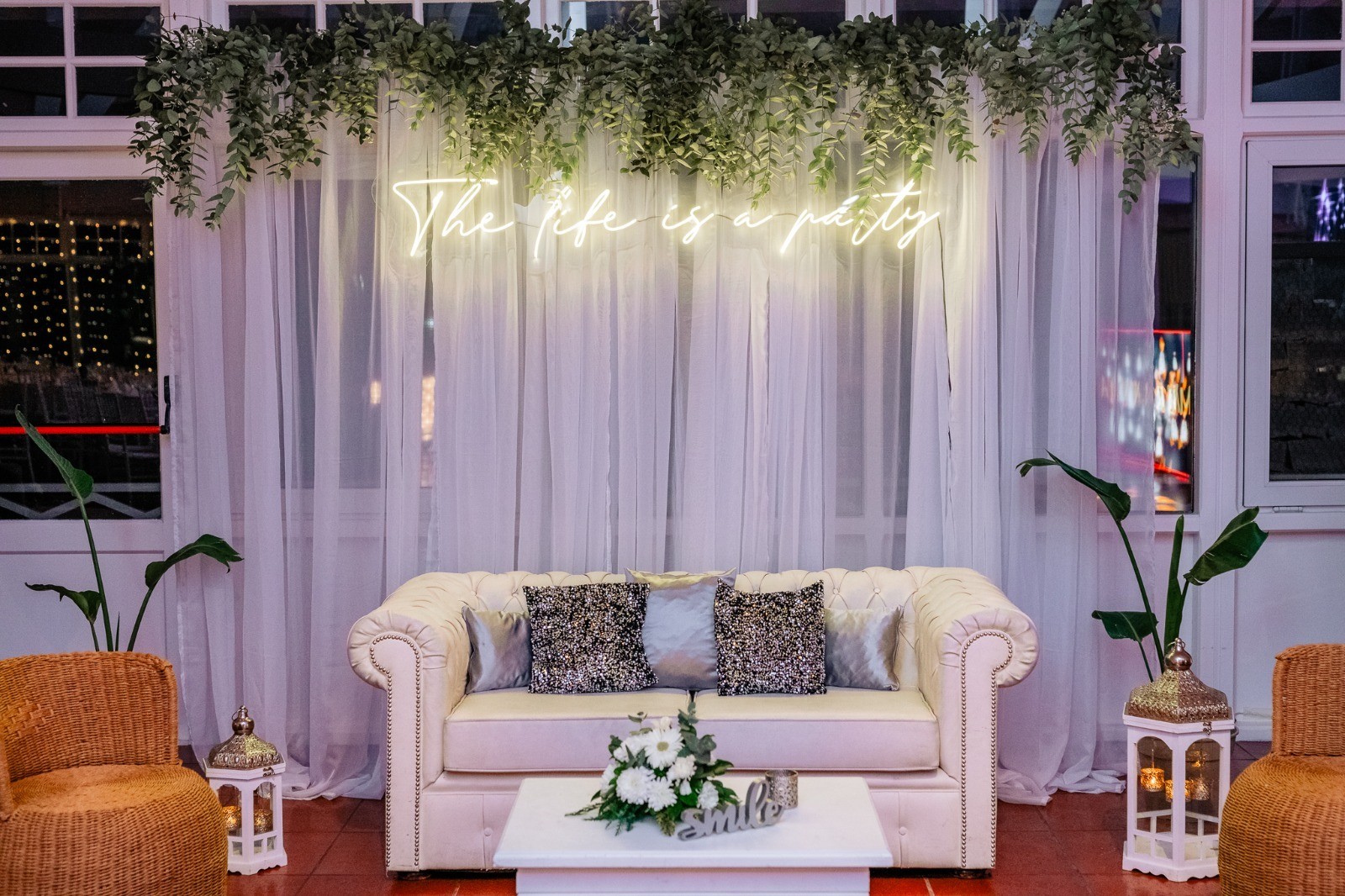 Salón Ala Wai — Ambientación neon