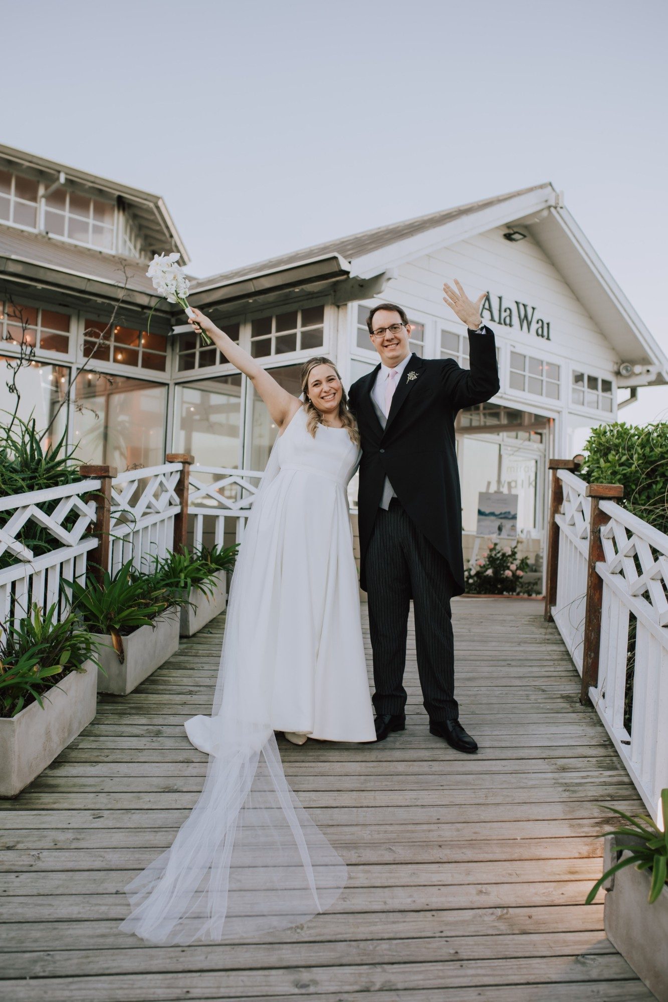 Novios celebrando en la entrada de Ala Wai — Mar Eventos