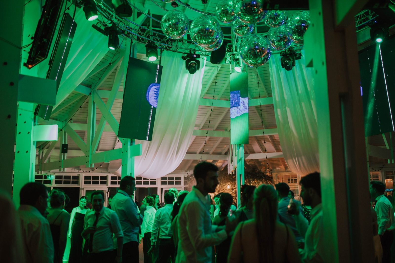 Pista con luces verdes y bolas de espejo — Mar Eventos