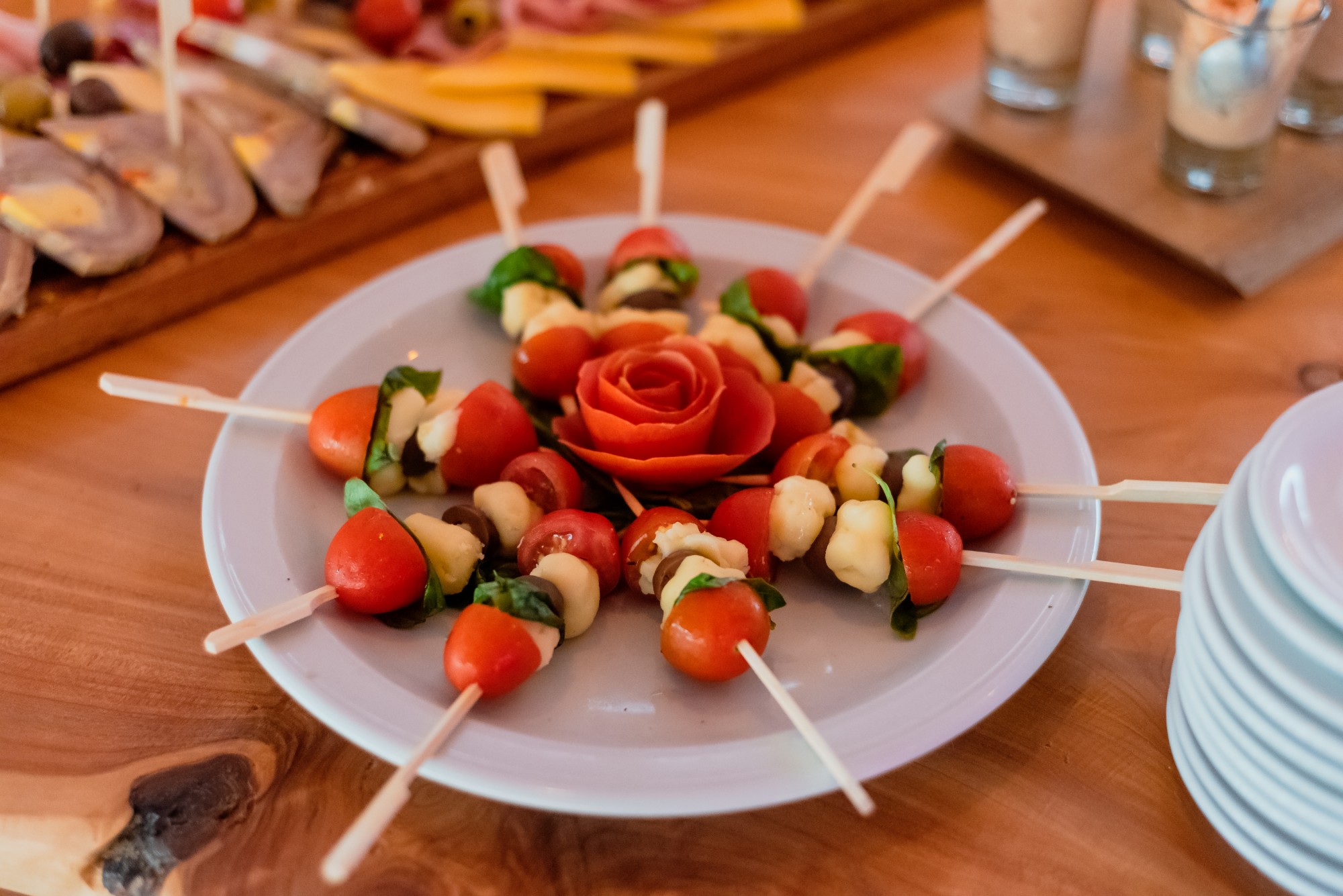 Brochetas caprese y rosa de tomate — Mar Eventos