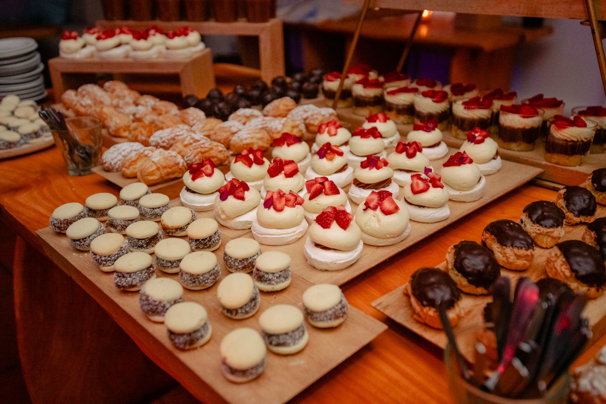 Mesa dulce con alfajores y pavlovas — Mar Eventos