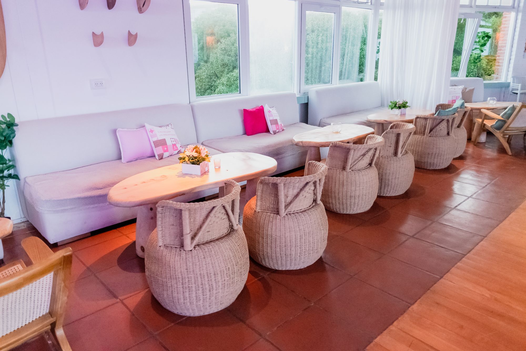 Lounge con butacas de mimbre y almohadones — Mar Eventos
