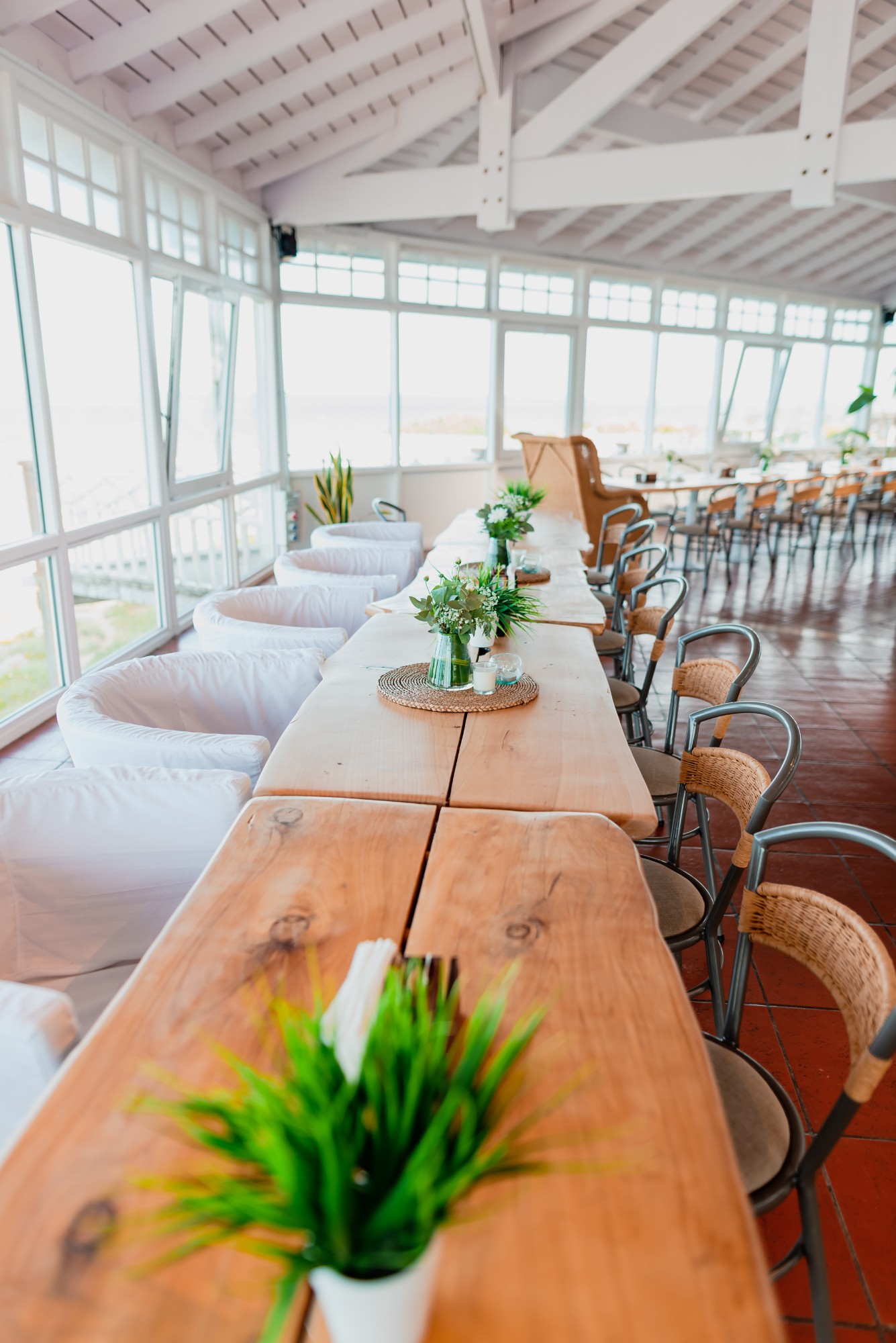 Mesas largas con flores blancas junto al mar — Mar Eventos