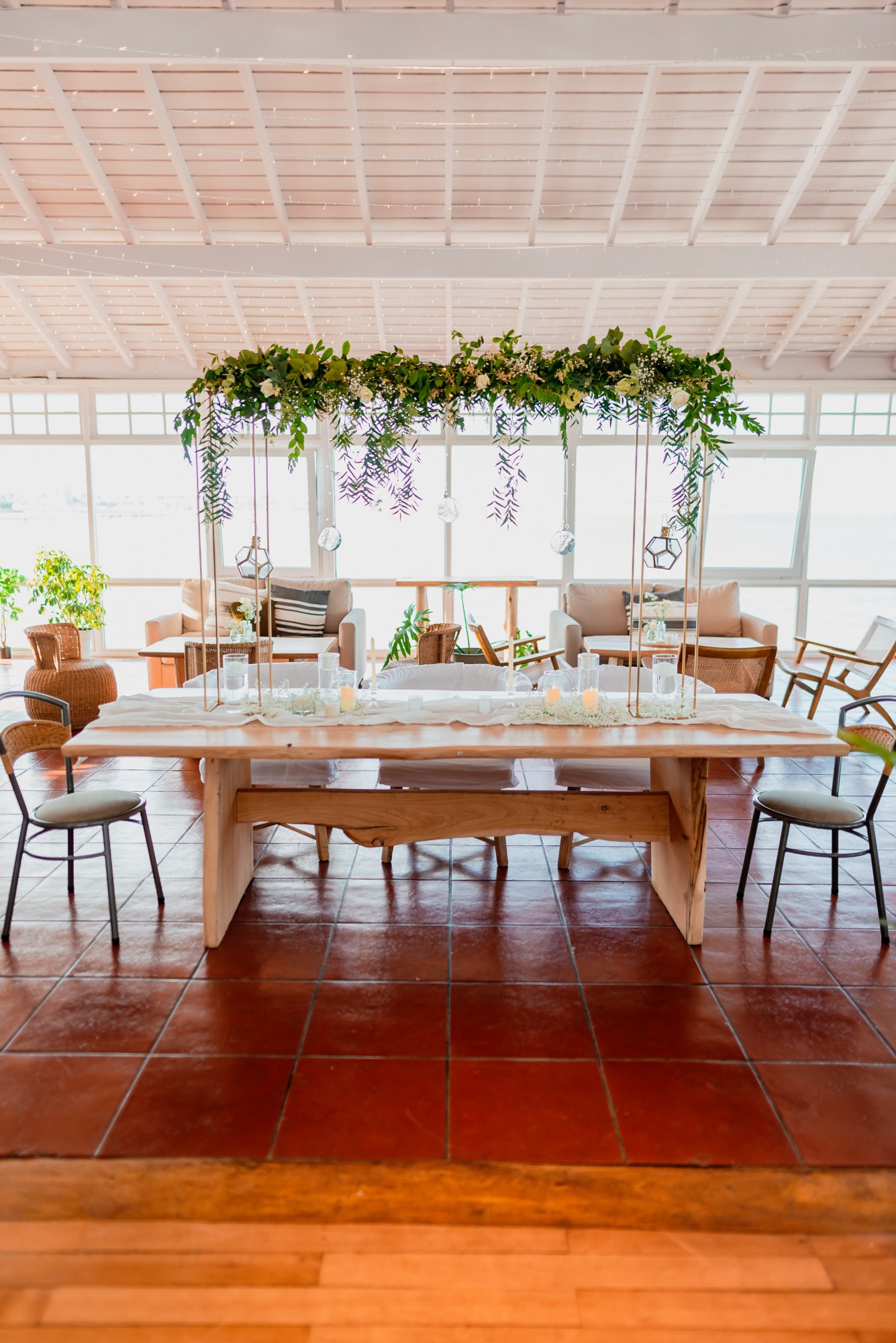 Mesa principal con flores colgantes — Mar Eventos