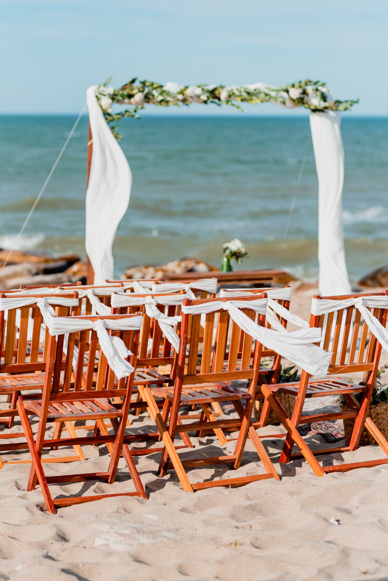 Arco floral de ceremonia frente al mar — Mar Eventos