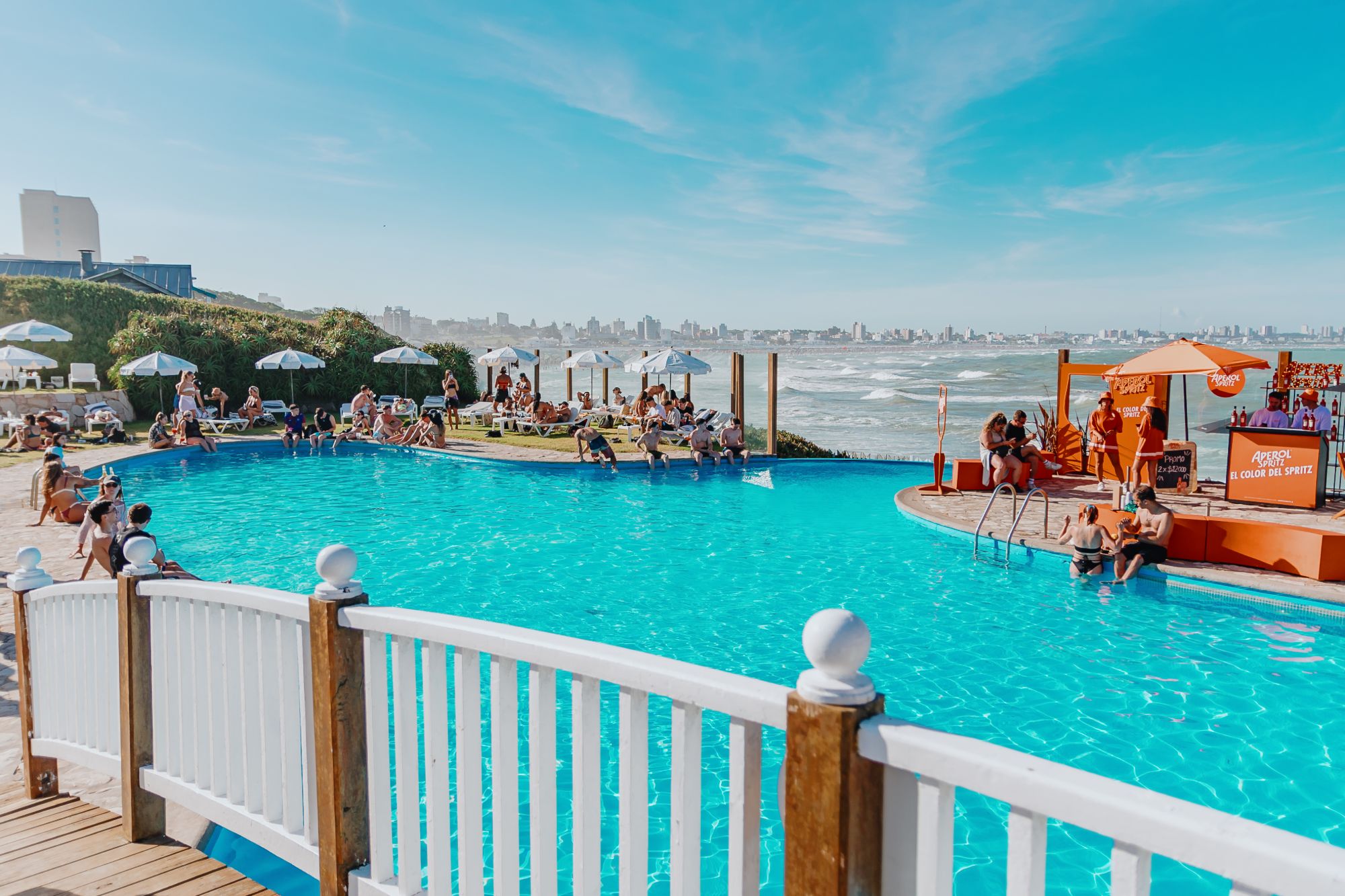 Salón Hula Kai — Piscina y mar