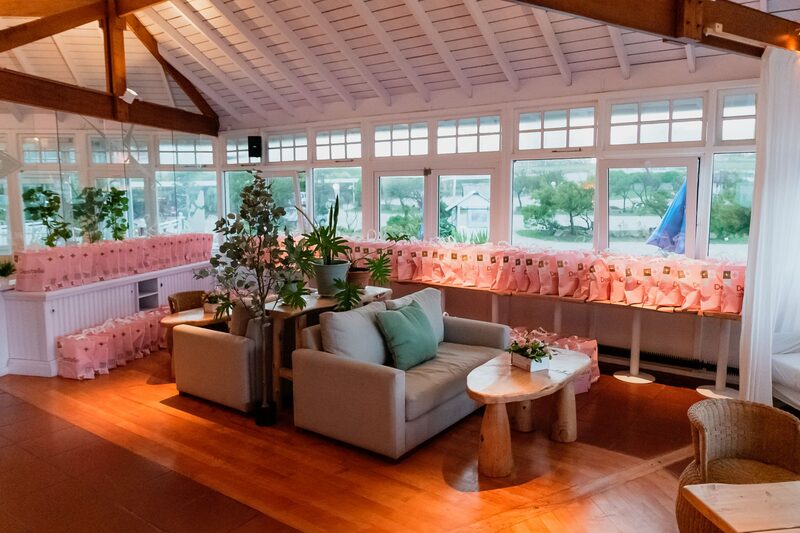 Salón con regalos corporativos — Mar Eventos