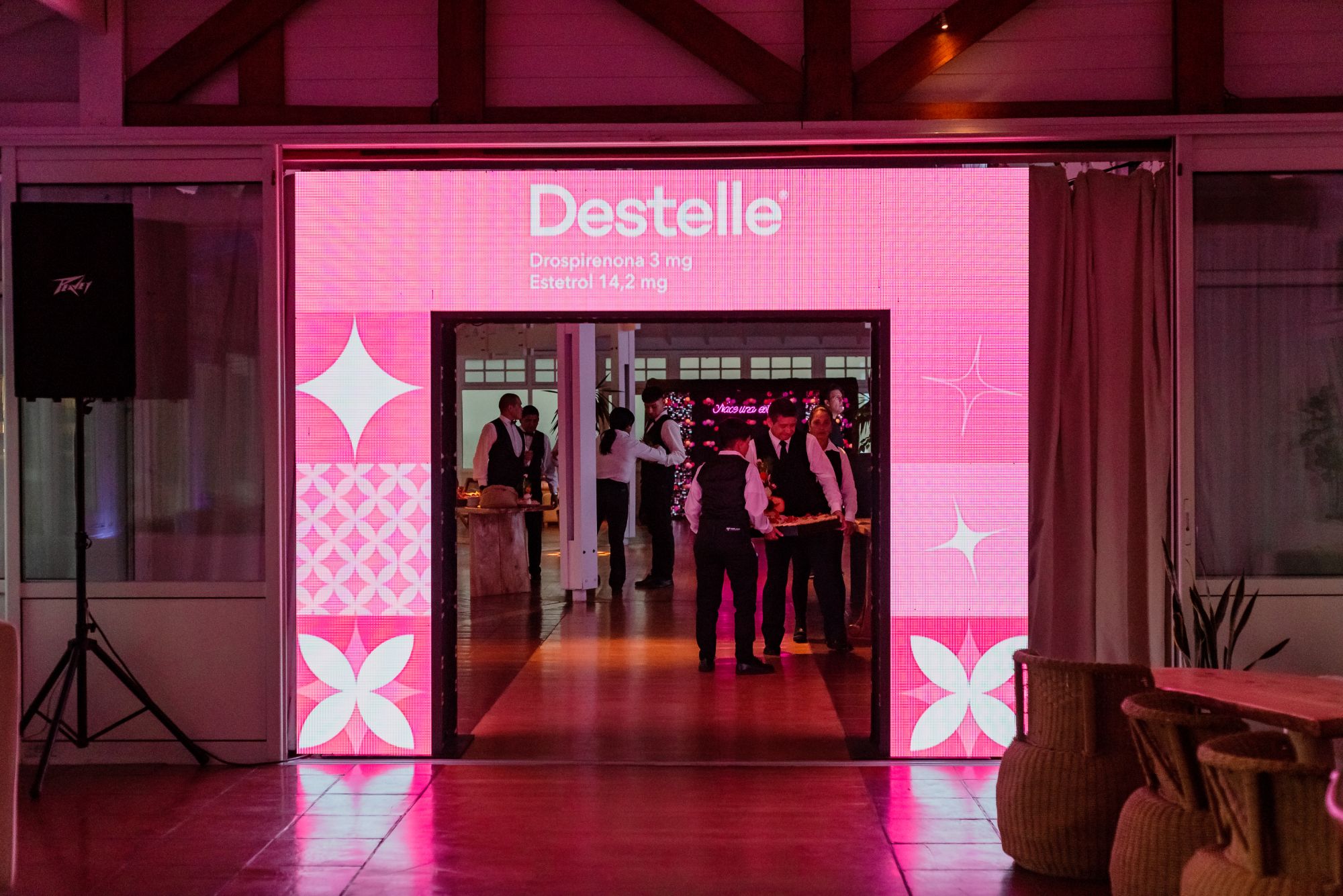 Entrada con pantallas LED de marca — Mar Eventos