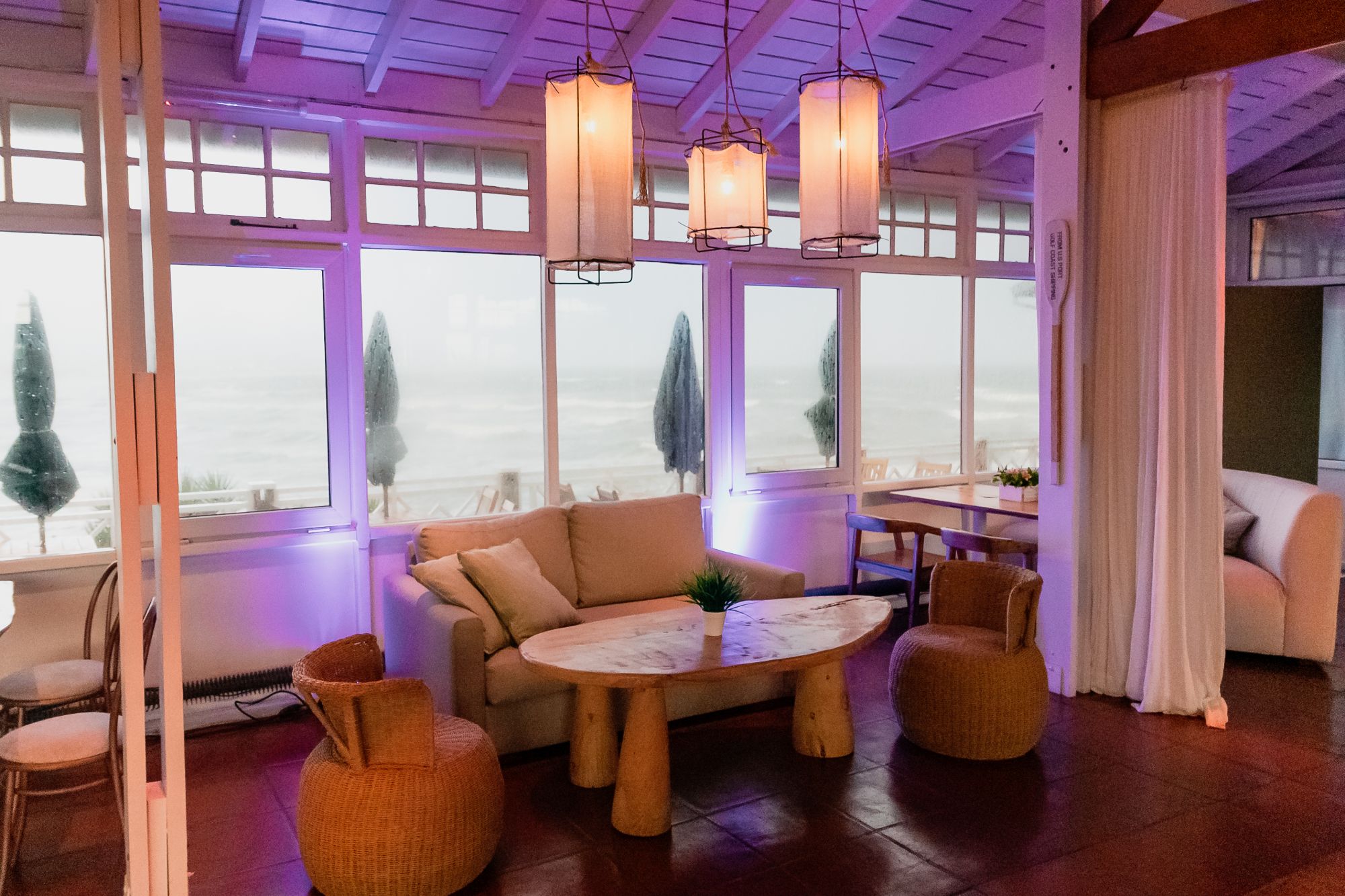 Living con luces violetas frente al mar — Mar Eventos